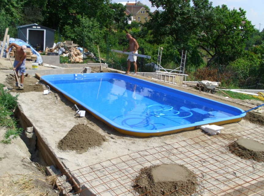 Laminátový bazén si zvládnete postavit sami a do měsíce se můžete koupat